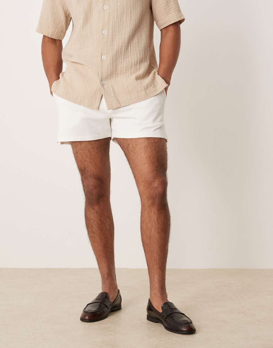 ASOS DESIGN - Kurze Shorts in gebrochenem Weiß-Neutral ASOS DESIGN - Kurze Shorts in gebrochenem Weiß-Neutral von ASOS DESIGN