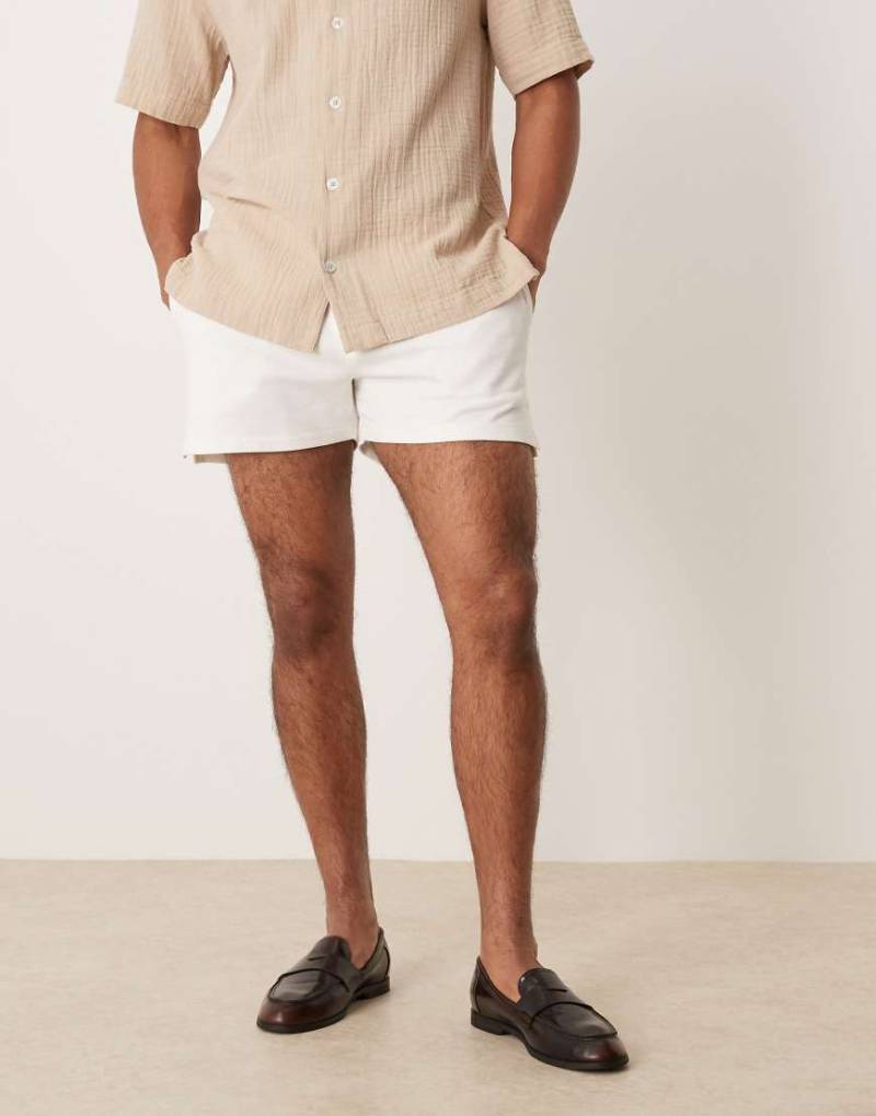 ASOS DESIGN - Kurze Shorts in gebrochenem Weiß-Neutral von ASOS DESIGN