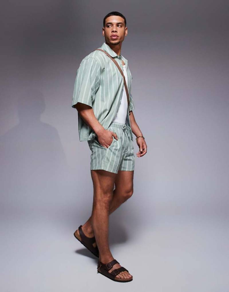 ASOS DESIGN - Kurze Shorts mit grünen Streifen, Kombiteil ASOS DESIGN - Kurze Shorts mit grünen Streifen, Kombiteil von ASOS DESIGN