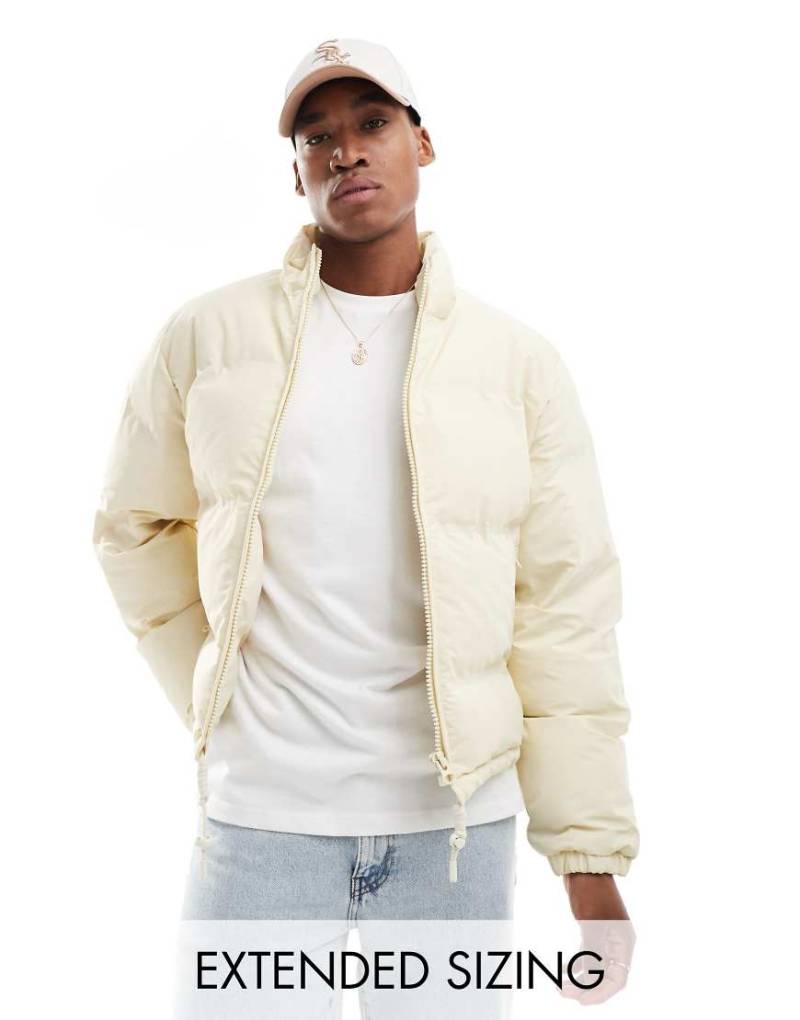 ASOS DESIGN - Kurze Steppjacke in Ecru-Neutral von ASOS DESIGN