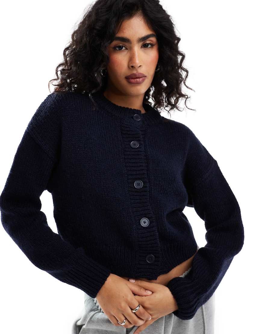 ASOS DESIGN - Kurze Strickjacke in Marineblau mit Rundhalsausschnitt von ASOS DESIGN