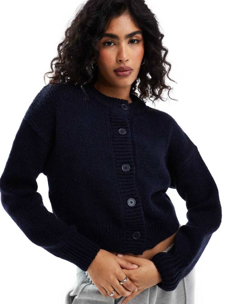 ASOS DESIGN - Kurze Strickjacke in Marineblau mit Rundhalsausschnitt ASOS DESIGN - Kurze Strickjacke in Marineblau mit Rundhalsausschnitt von ASOS DESIGN