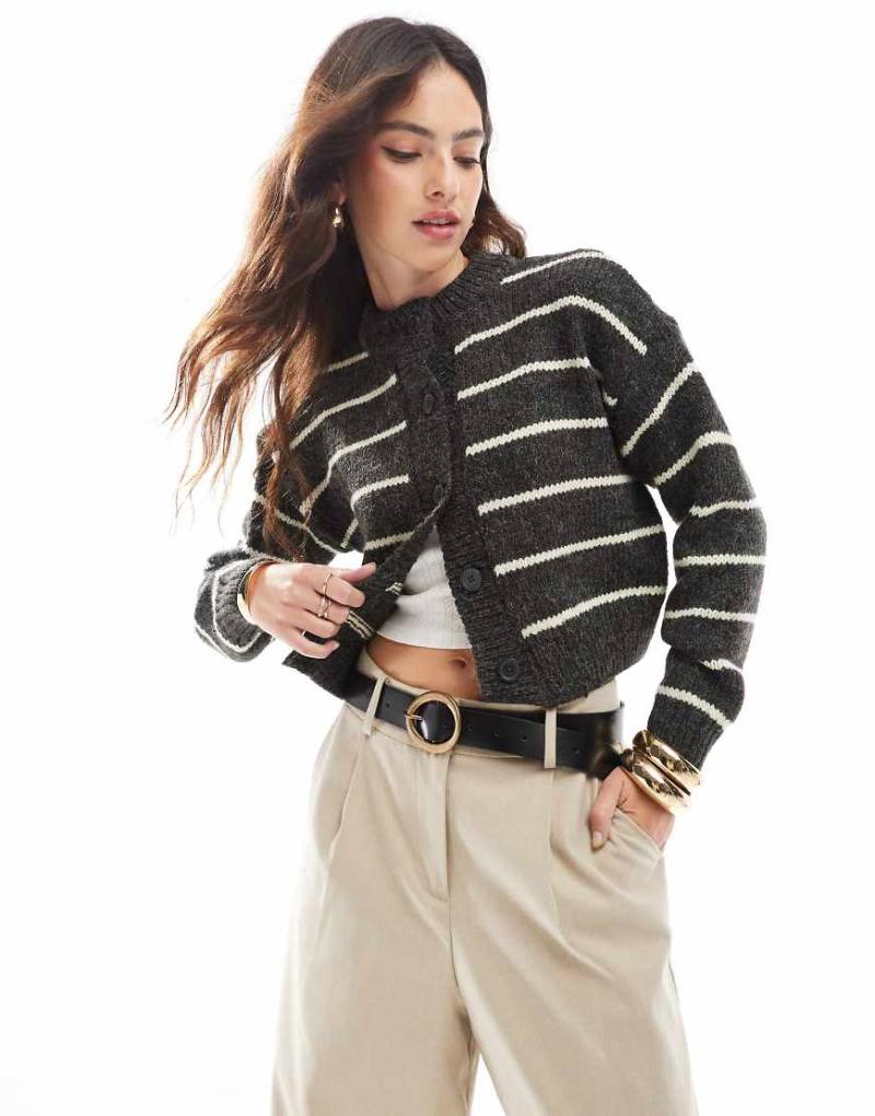 ASOS DESIGN - Kurze Strickjacke in gestreiftem Anthrazit mit Rundhalsausschnitt-Bunt von ASOS DESIGN