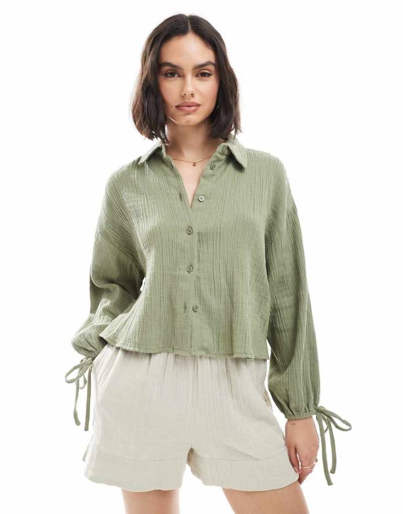 ASOS DESIGN - Kurze strukturierte Bluse aus Baumwolle in Khaki-Grün von ASOS DESIGN