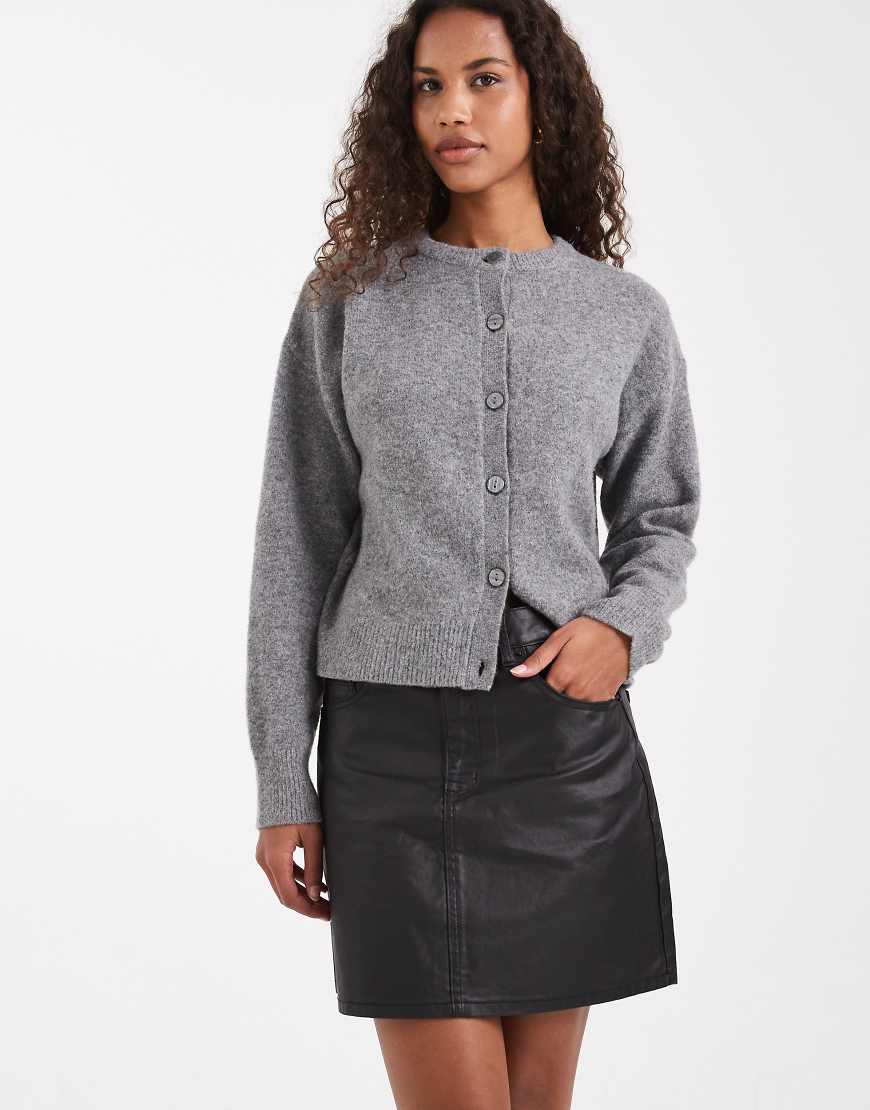 ASOS DESIGN - Kurzer, beschichteter Jeansrock in Schwarz mit hohem Bund von ASOS DESIGN