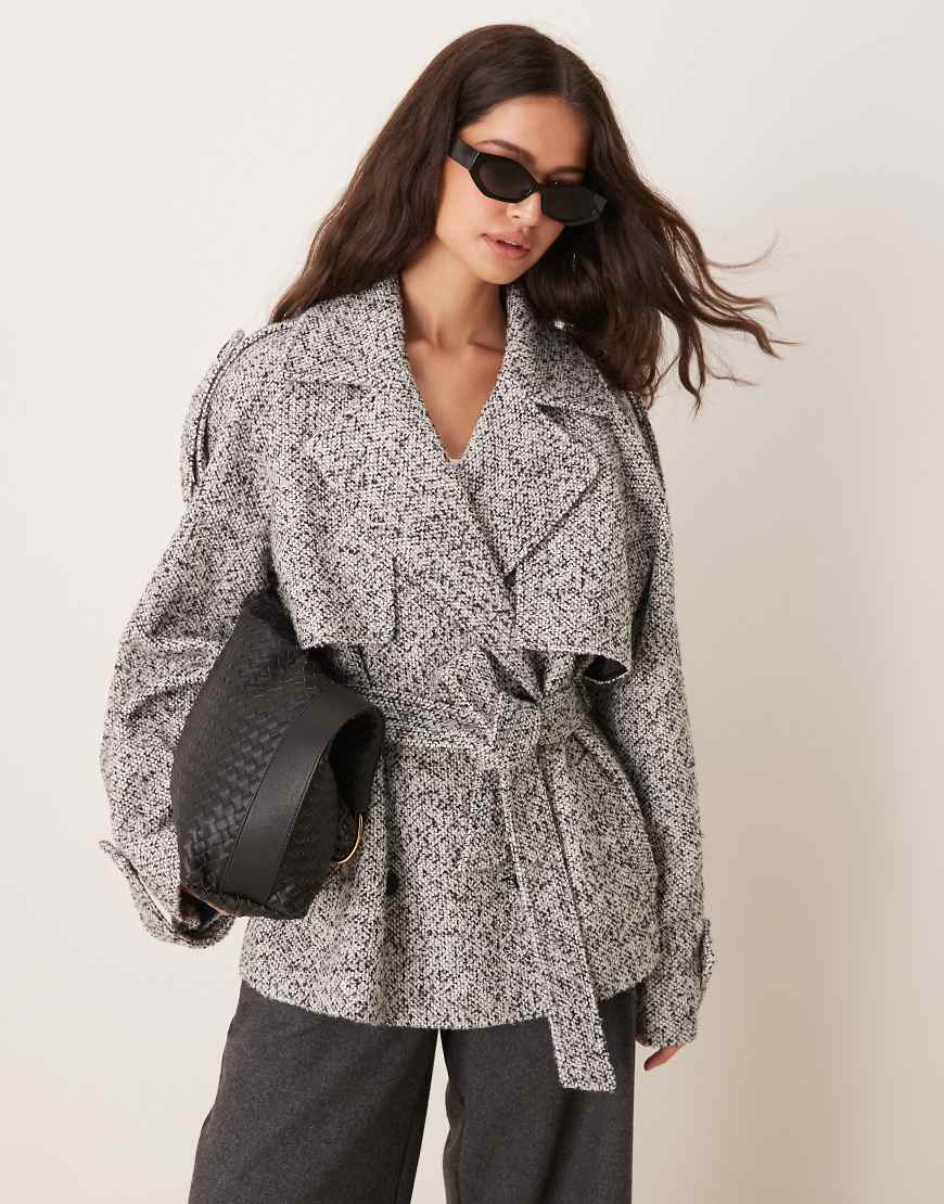 ASOS DESIGN - Kurzer, eleganter, angerauter Trenchcoat in strukturiertem Grau mit Bindegürtel von ASOS DESIGN