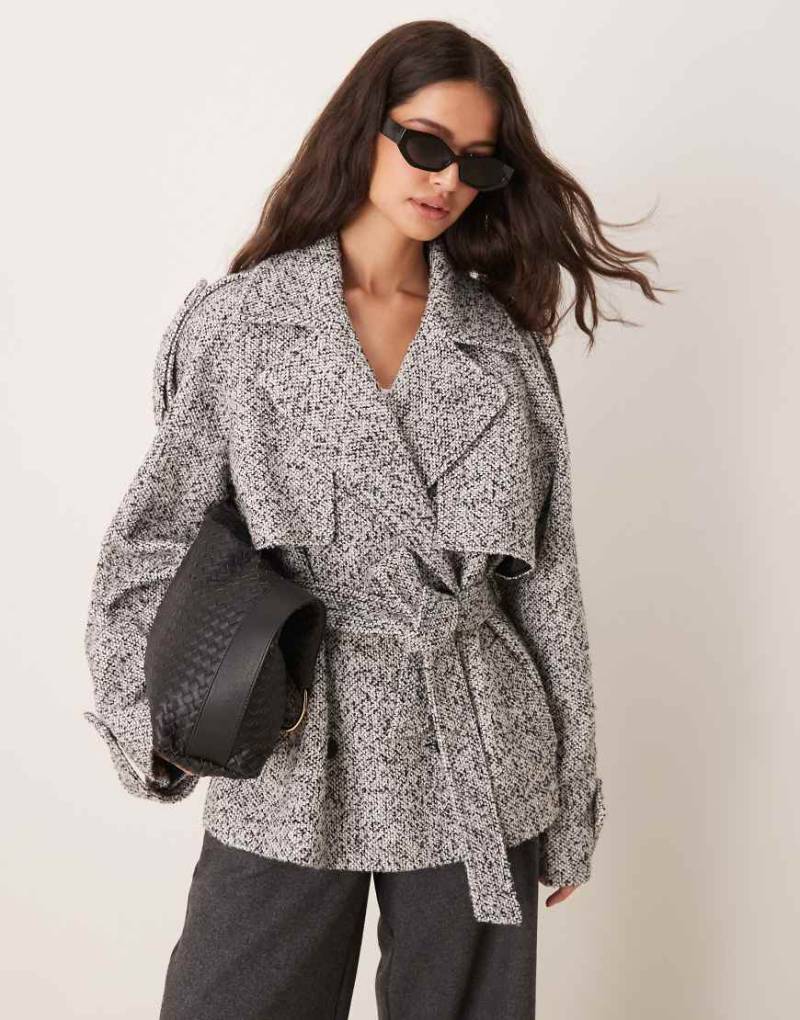 ASOS DESIGN - Kurzer, eleganter, angerauter Trenchcoat in strukturiertem Grau mit Bindegürtel von ASOS DESIGN