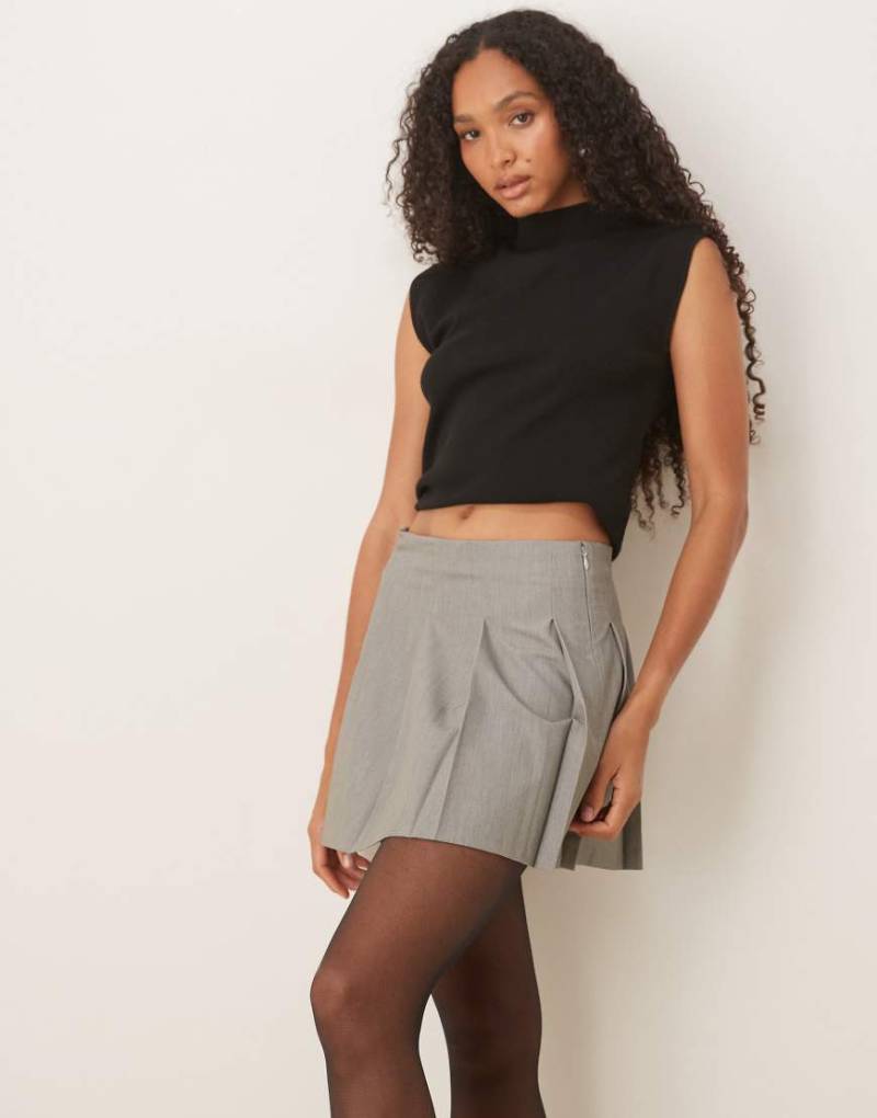 ASOS DESIGN - Kurzer, eleganter Faltenrock in Grau von ASOS DESIGN