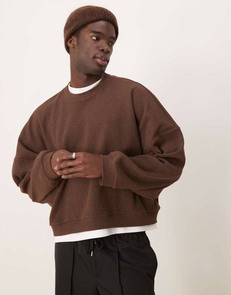 ASOS DESIGN - Kurzer, leichter, extrem weiter Oversize-Pullover aus geripptem, angerautem Material in Braun von ASOS DESIGN