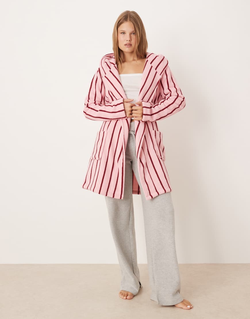 ASOS DESIGN - Kurzer Bademantel aus Microfleece mit Streifenprint-Bunt ASOS DESIGN - Kurzer Bademantel aus Microfleece mit Streifenprint-Bunt von ASOS DESIGN
