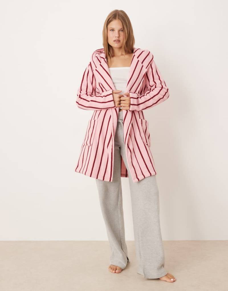 ASOS DESIGN - Kurzer Bademantel aus Microfleece mit Streifenprint-Bunt ASOS DESIGN - Kurzer Bademantel aus Microfleece mit Streifenprint-Bunt von ASOS DESIGN
