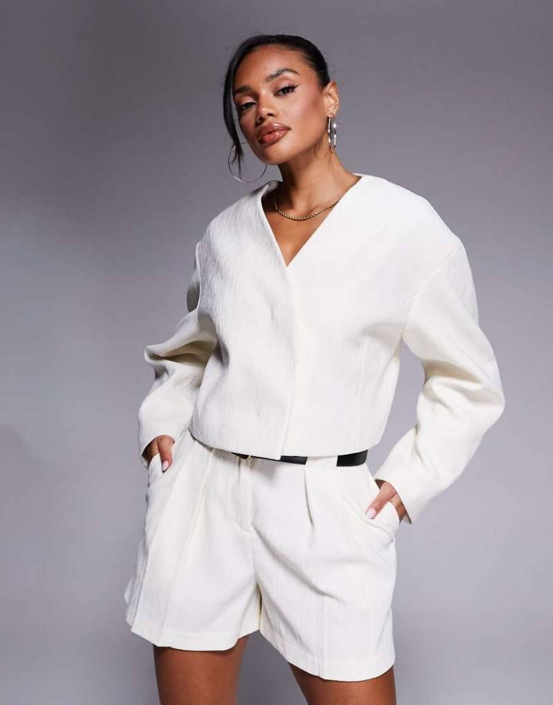 ASOS DESIGN - Kurzer Blazer in Creme mit Strukturmuster, Kombiteil-Neutral von ASOS DESIGN