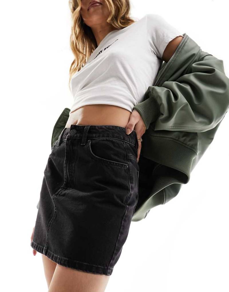 ASOS DESIGN - Kurzer Jeansrock in Schwarz mit hohem Bund von ASOS DESIGN