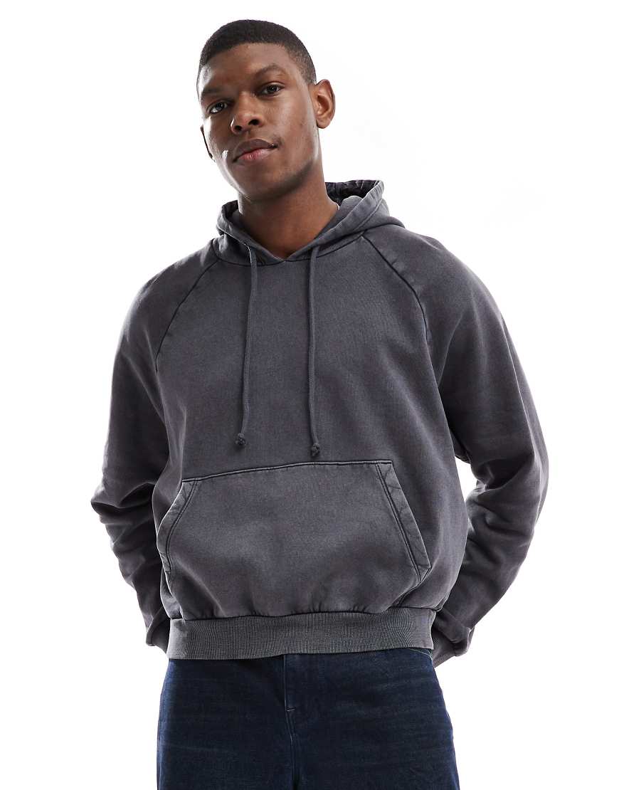 ASOS DESIGN - Kurzer Kapuzenpullover in verwaschenem Schwarz ASOS DESIGN - Kurzer Kapuzenpullover in verwaschenem Schwarz von ASOS DESIGN