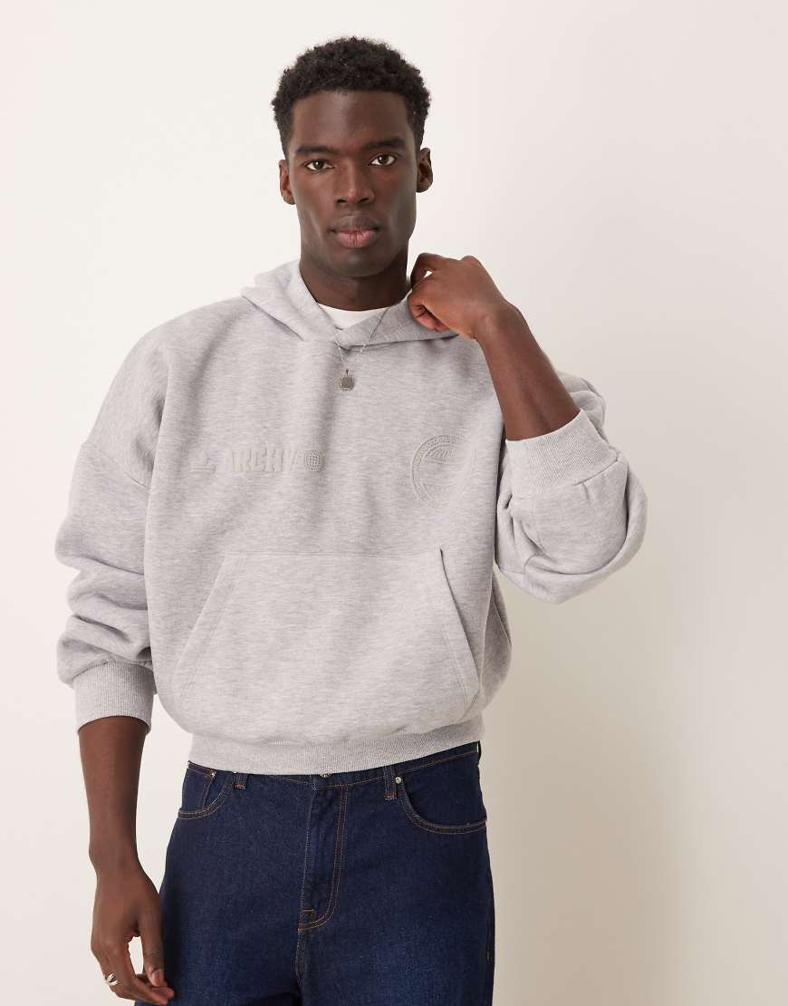 ASOS DESIGN - Kurzer Oversize-Kapuzenpullover in Grau mit überschnittenen Schultern und Brustprint-Neutral ASOS DESIGN - Kurzer Oversize-Kapuzenpullover in Grau mit überschnittenen Schultern und Brustprint-Neutral von ASOS DESIGN