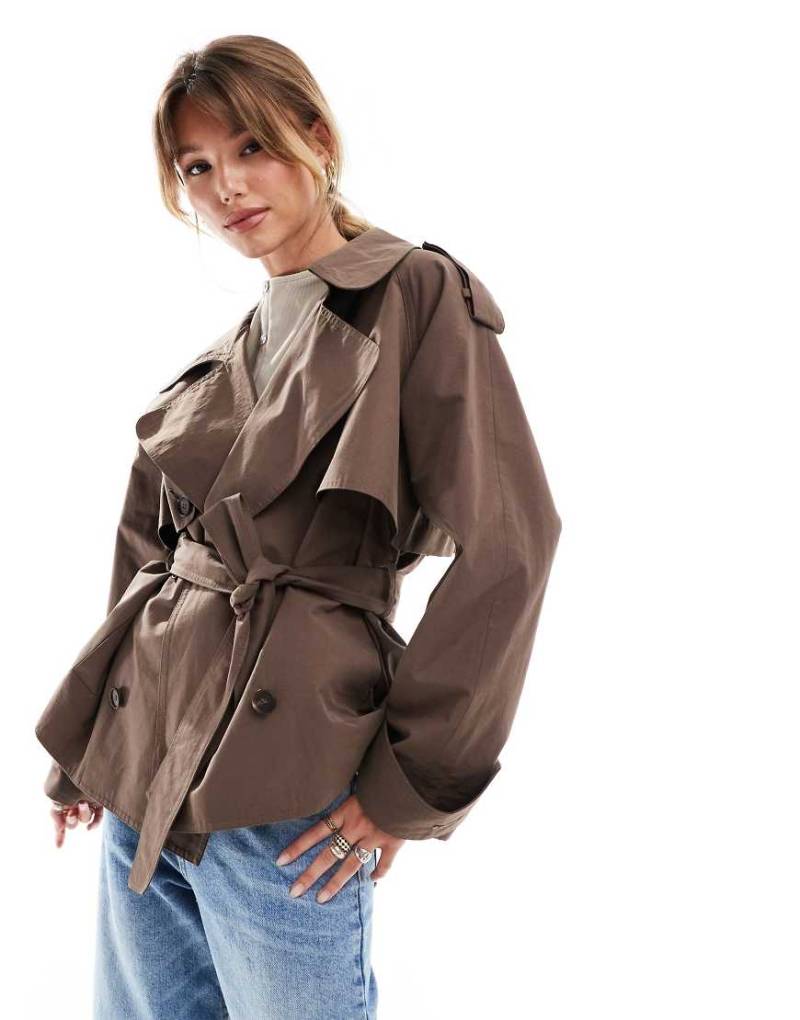 ASOS DESIGN - Kurzer Oversize-Trenchcoat in Braun mit Gürtel-Schwarz von ASOS DESIGN
