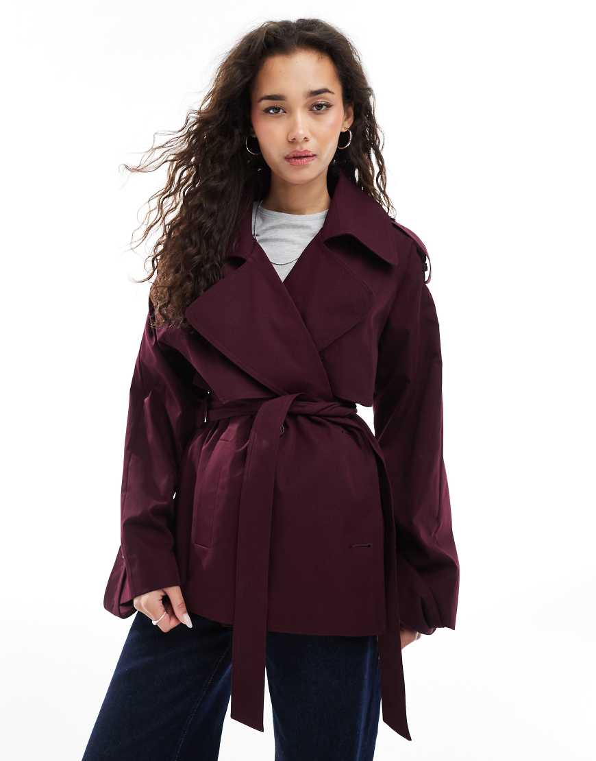 ASOS DESIGN - Kurzer Oversize-Trenchcoat in Burgunderrot mit Gürtel ASOS DESIGN - Kurzer Oversize-Trenchcoat in Burgunderrot mit Gürtel von ASOS DESIGN