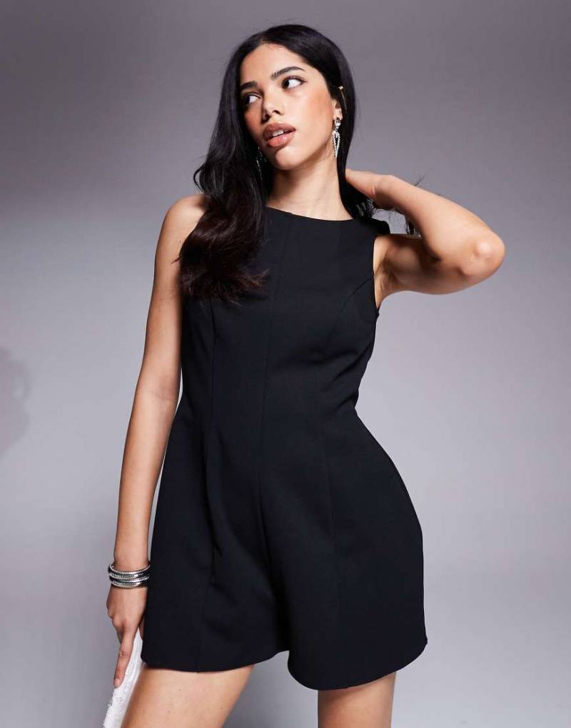 ASOS DESIGN - Kurzer Playsuit in Schwarz mit Tulpen-Strukturmuster und U-Boot-Ausschnitt von ASOS DESIGN