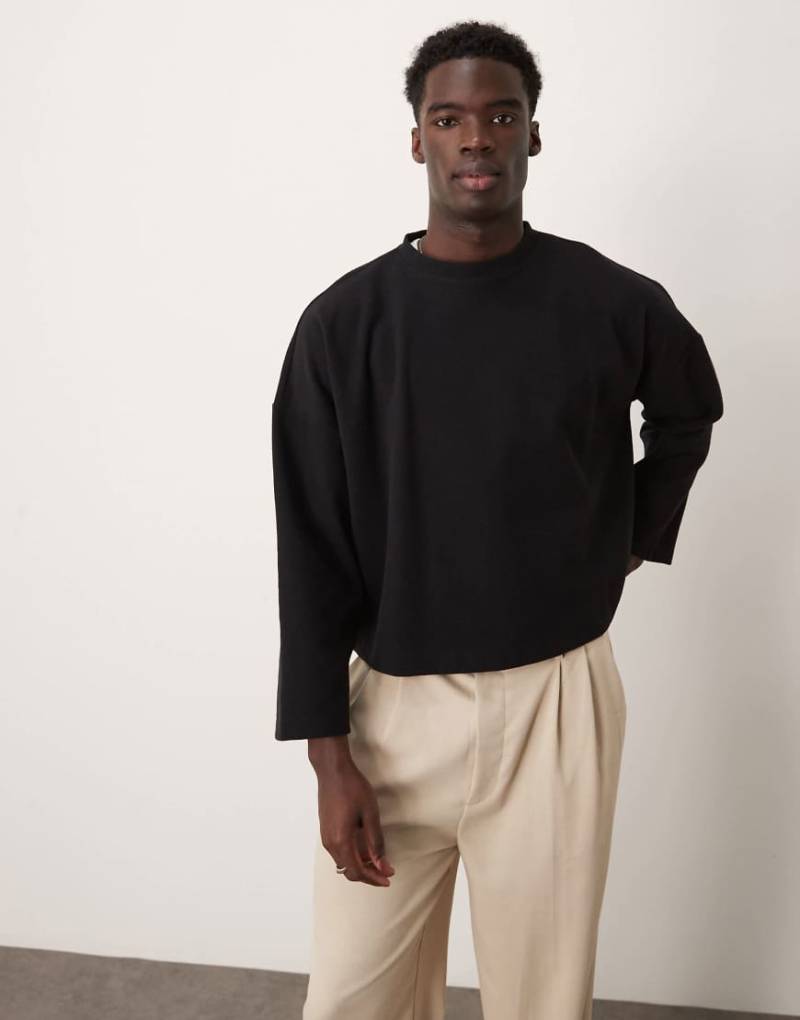 ASOS DESIGN - Kurzer Pullover aus schwerem, gebürstetem Rippstoff in Schwarz mit Super-Oversize-Passform-Braun von ASOS DESIGN