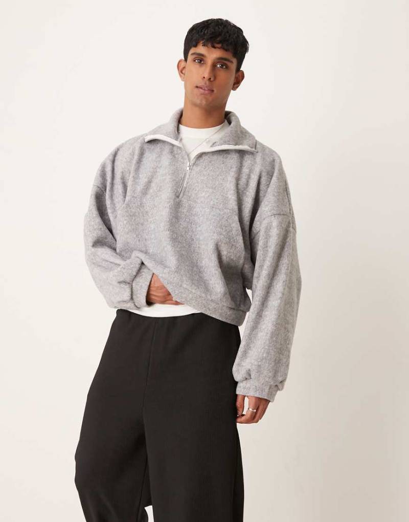 ASOS DESIGN - Kurzer Pullover aus schwerem, angerautem Fleecestoff in Grau mit Trichterausschnitt und extremer Oversize-Passform von ASOS DESIGN
