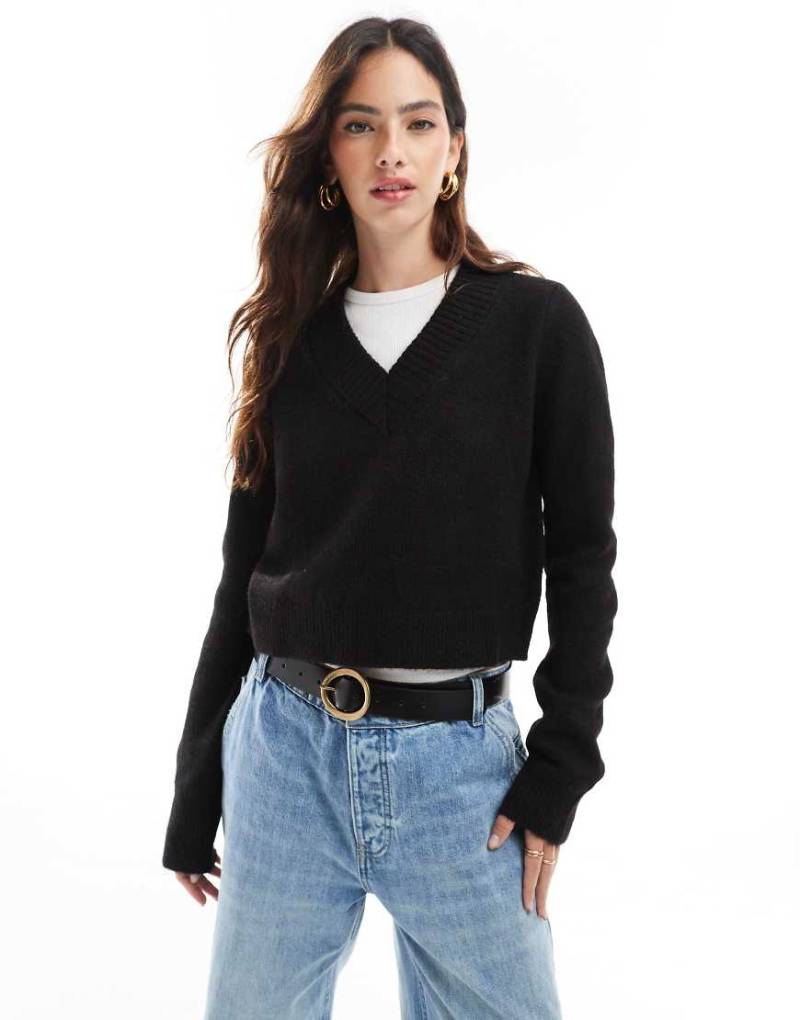 ASOS DESIGN - Kurzer Pullover in Schwarz mit V-Ausschnitt von ASOS DESIGN