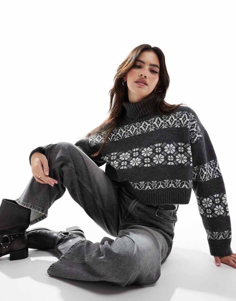 ASOS DESIGN - Kurzer Rollkragenpullover in Grau mit Norweger-Streifenmuster in Weiß-Bunt von ASOS DESIGN