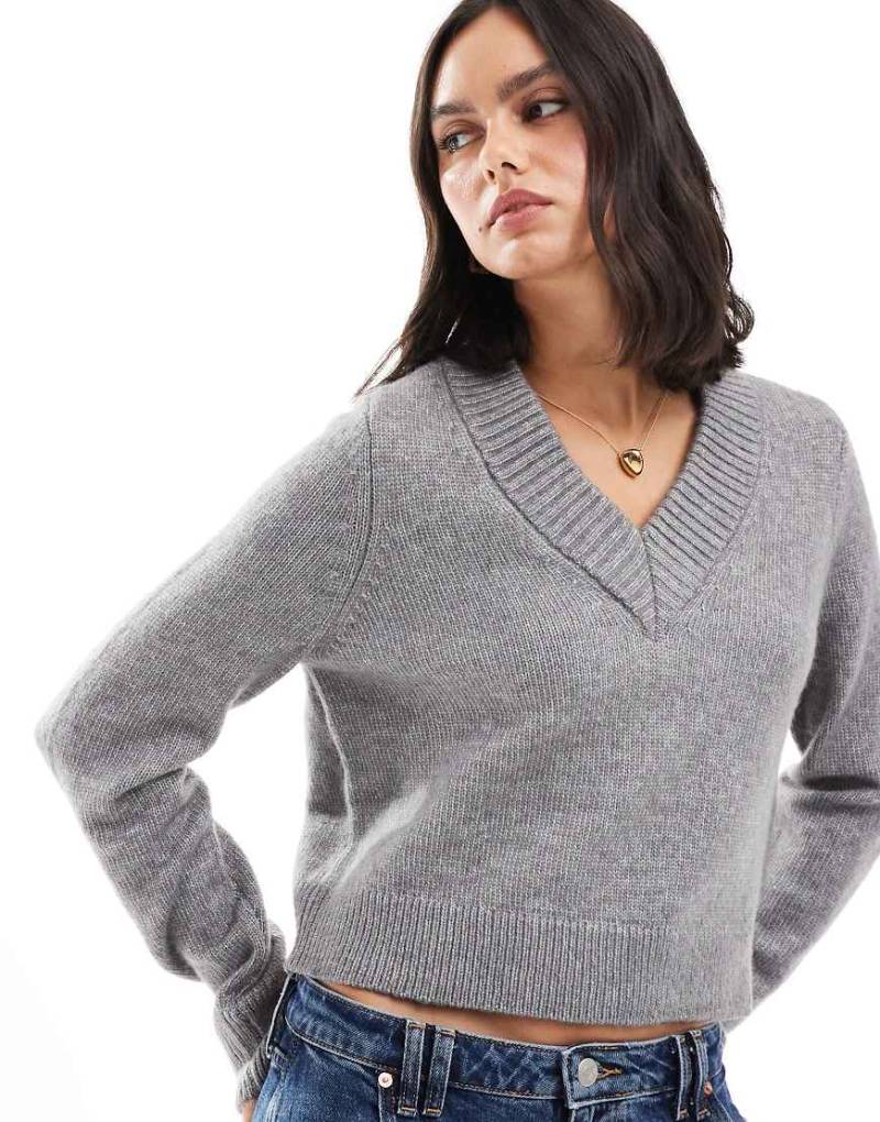 ASOS DESIGN - Kurzer Strickpullover in Grau mit V-Ausschnitt von ASOS DESIGN
