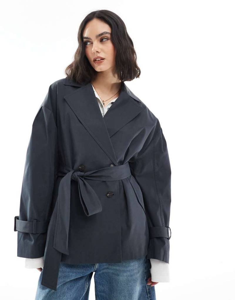 ASOS DESIGN - Kurzer Trenchcoat in Marineblau mit Gürtel von ASOS DESIGN