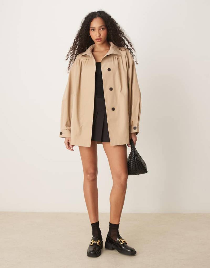 ASOS DESIGN - Kurzer Trenchcoat in Steinbeige mit gerafftem Schulterbereich-Keine Farbe von ASOS DESIGN