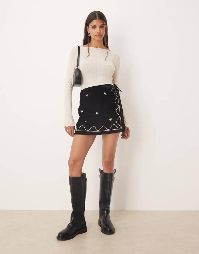 ASOS DESIGN - Kurzer Wickelrock aus Samt mit Stickereien-Schwarz von ASOS DESIGN