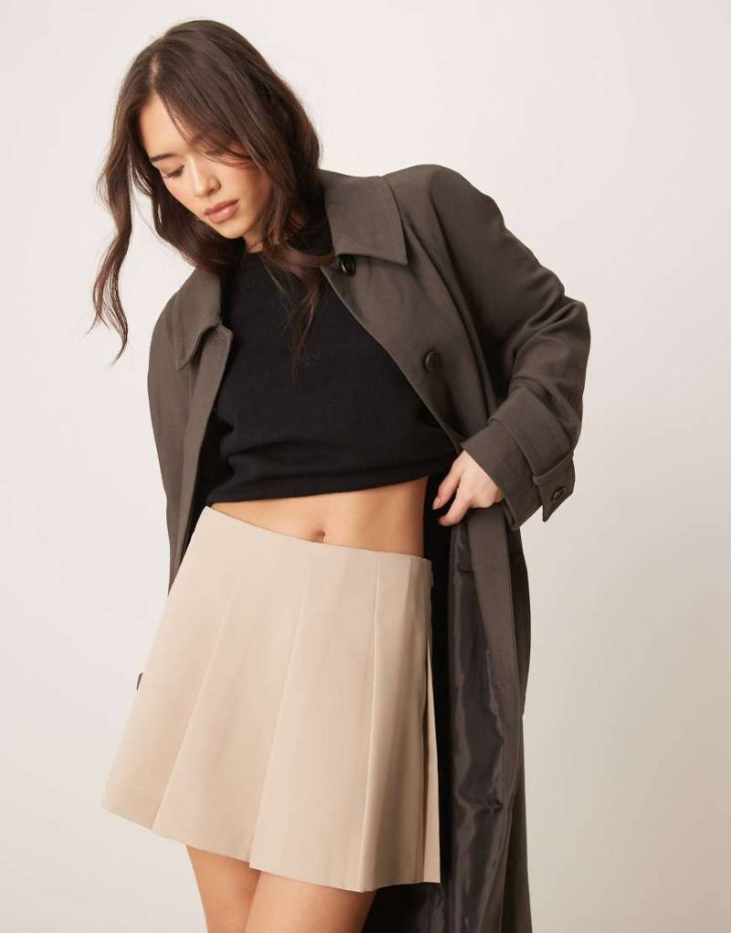 ASOS DESIGN - Kurzer eleganter Faltenrock in Stein-Neutral von ASOS DESIGN