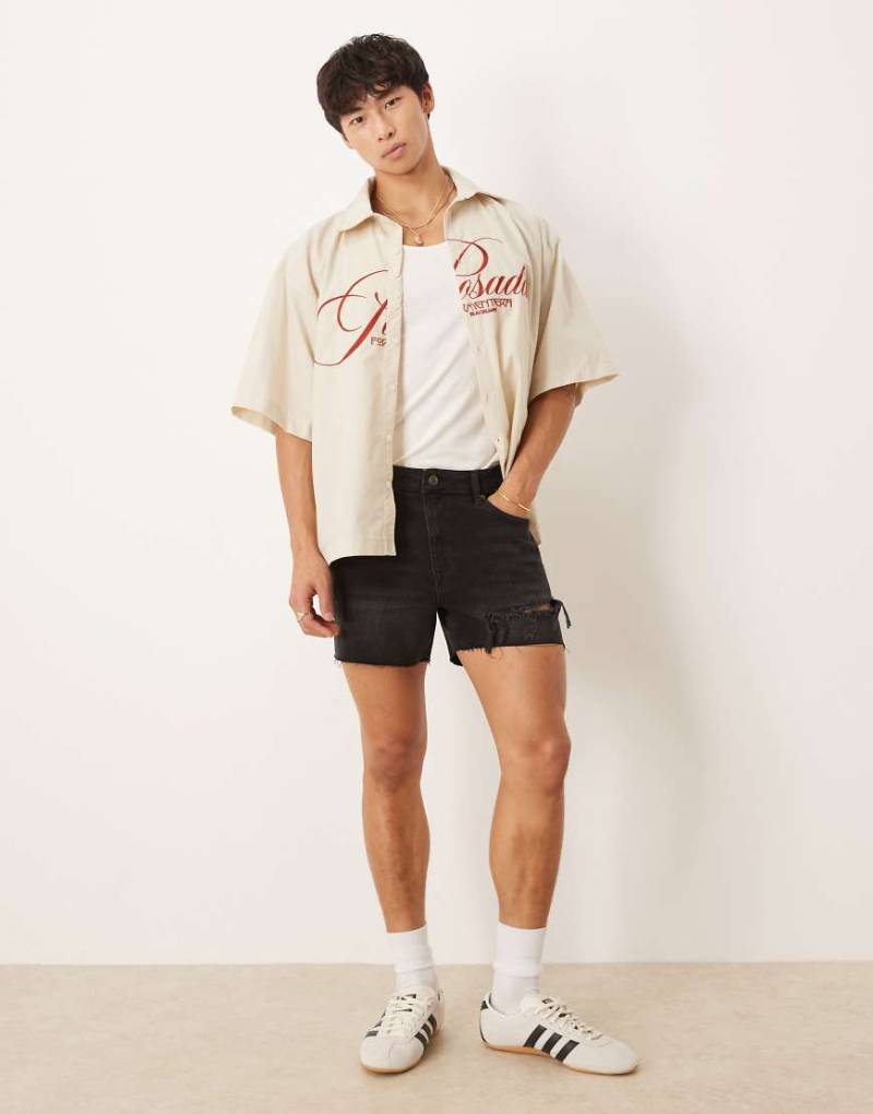 ASOS DESIGN - Kurzer geschnittene, gerade Jeansshorts in verwaschenem Schwarz mit Zierriss von ASOS DESIGN