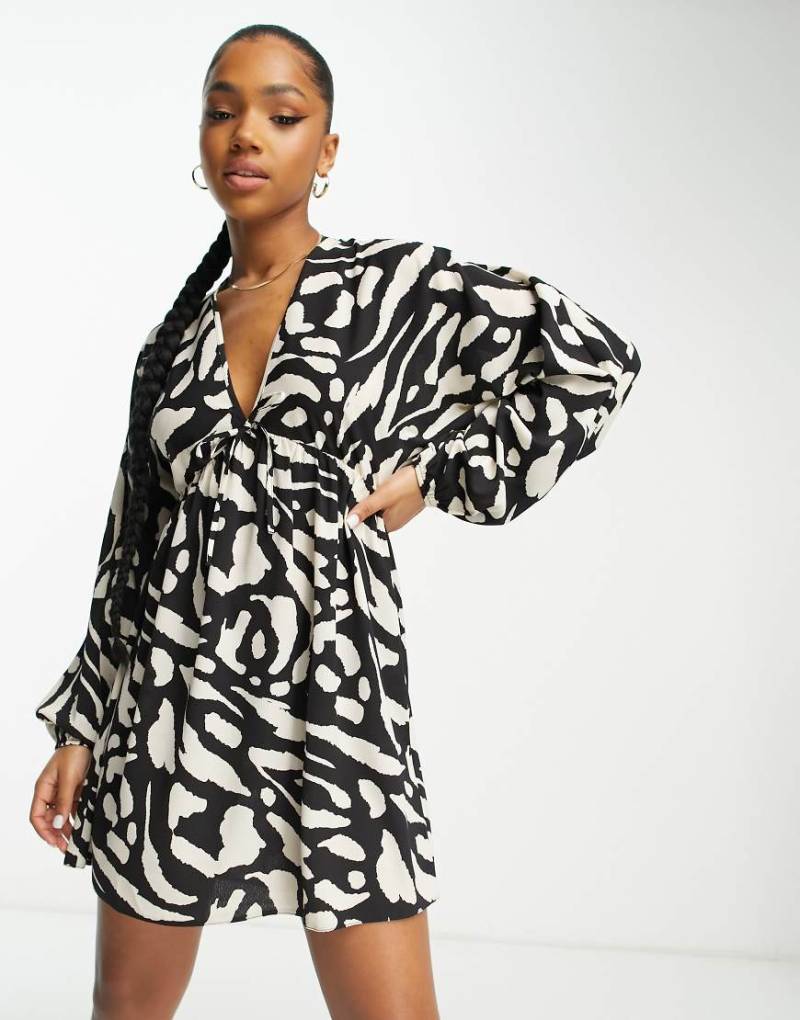 ASOS DESIGN - Kurzes, ausgestelltes Kleid zum Hineinschlüpfen mit abstraktem Print in Schwarz-Weiß-Bunt von ASOS DESIGN