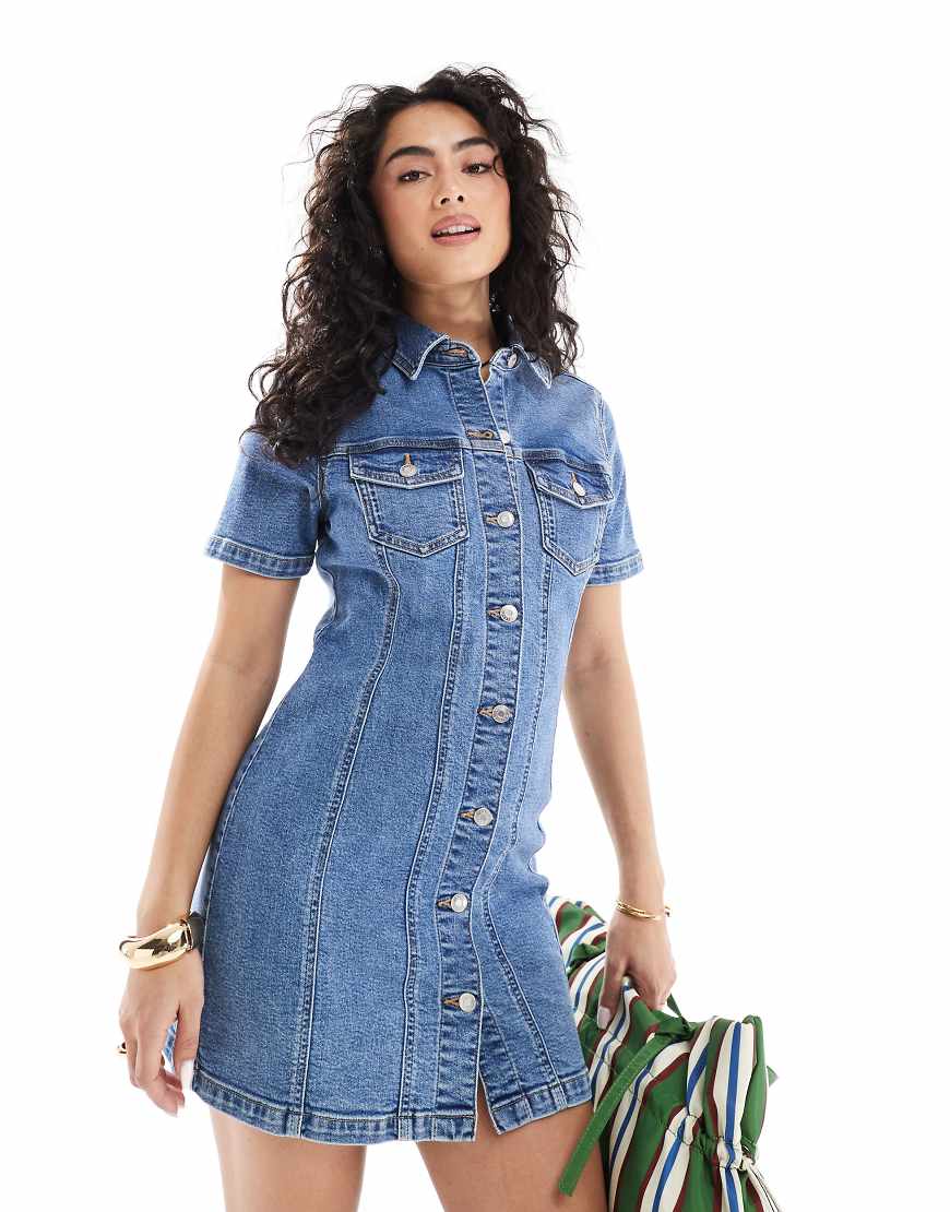 ASOS DESIGN - Kurzes, eng anliegendes Hemdblusenkleid aus Denim in Mittelblau von ASOS DESIGN