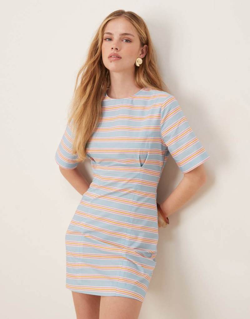 ASOS DESIGN - Kurzes, eng anliegendes T-Shirt-Kleid in Blau-Bunt von ASOS DESIGN