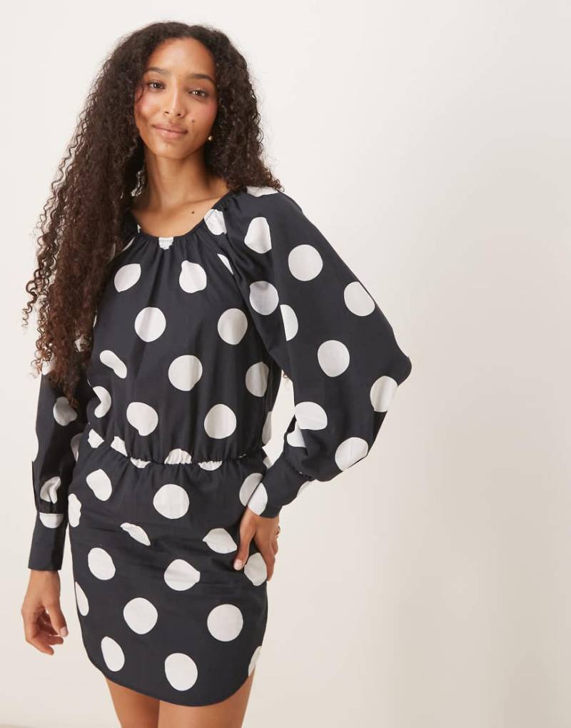 ASOS DESIGN - Kurzes, gepunktetes Blusenkleid aus schwerer Popeline in Schwarz mit gebundener Rückseite-Bunt von ASOS DESIGN