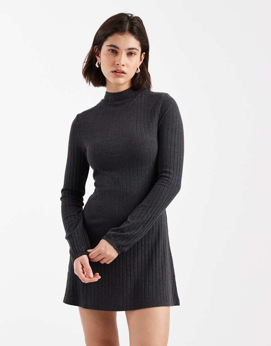 ASOS DESIGN - Kurzes, geripptes Skater-Kleid in Schwarz mit ausgestellten Ärmeln von ASOS DESIGN
