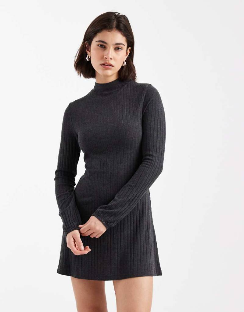 ASOS DESIGN - Kurzes, geripptes Skater-Kleid in Schwarz mit ausgestellten Ärmeln von ASOS DESIGN