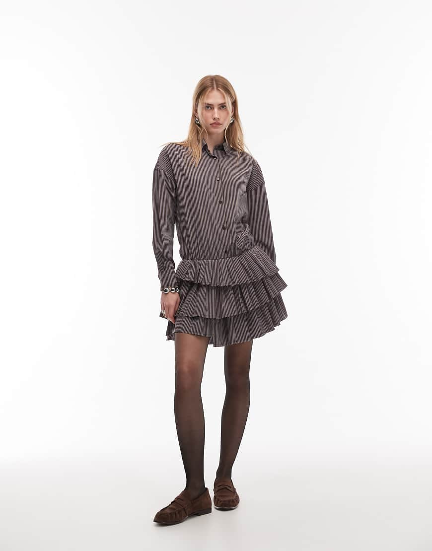 ASOS DESIGN - Kurzes, gestreiftes Hemdblusenkleid in Braun und Blau mit tiefer Taille und Faltenrock von ASOS DESIGN