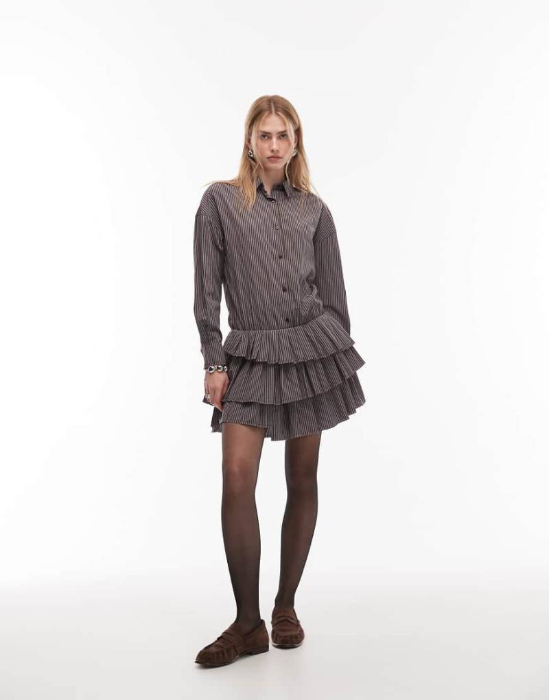 ASOS DESIGN - Kurzes, gestreiftes Hemdblusenkleid in Braun und Blau mit tiefer Taille und Faltenrock von ASOS DESIGN