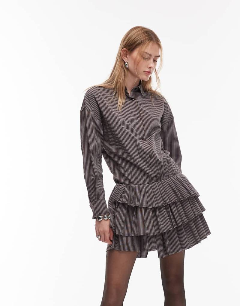 ASOS DESIGN - Kurzes, gestreiftes Hemdblusenkleid in Braun und Blau mit tiefer Taille und Faltenrock von ASOS DESIGN