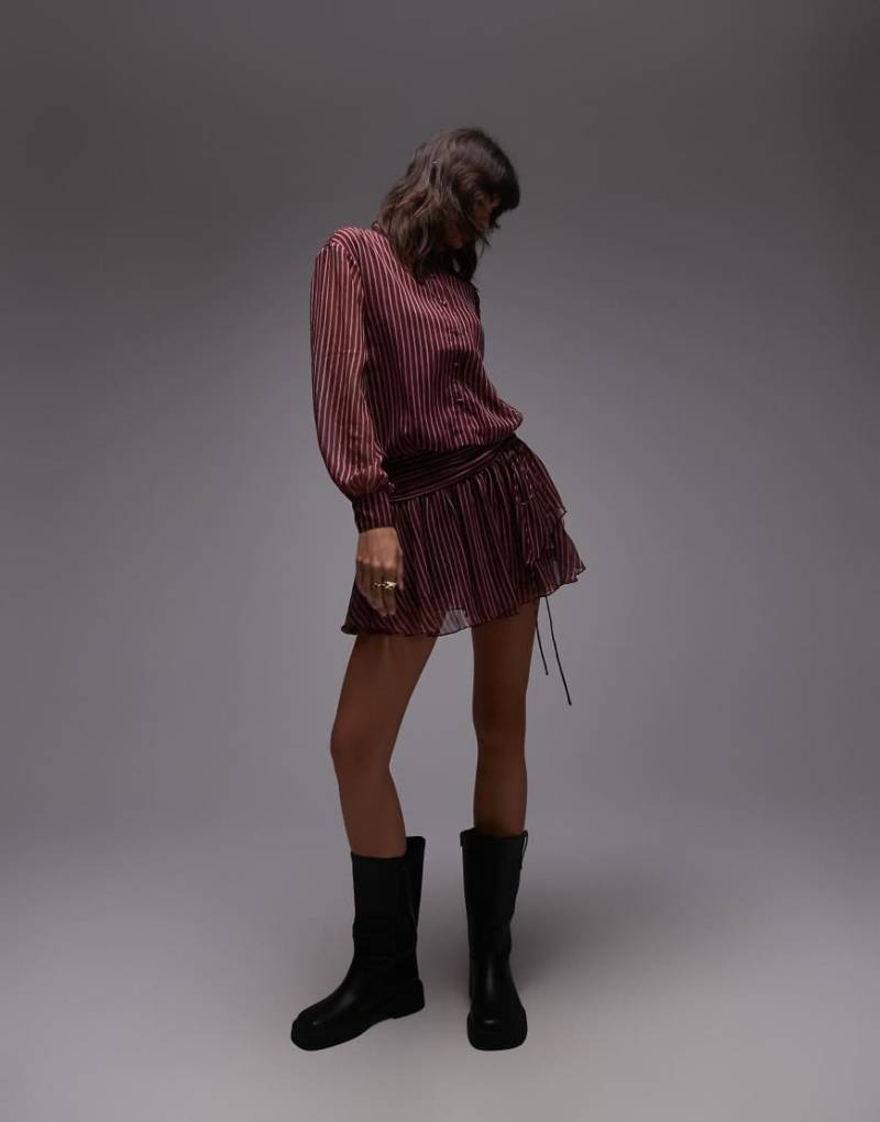 ASOS DESIGN - Kurzes, gestreiftes Hemdkleid aus Chiffon in Burgunderrot mit gerüschtem Rock von ASOS DESIGN