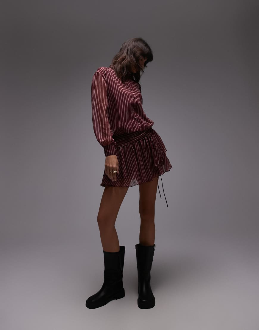 ASOS DESIGN - Kurzes, gestreiftes Hemdkleid aus Chiffon in Burgunderrot mit gerüschtem Rock von ASOS DESIGN
