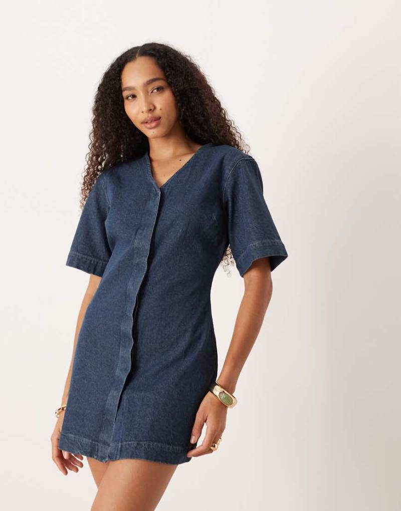 ASOS DESIGN - Kurzes, hochgeschlossenes Neckholder-Jeanskleid in Mittelblau von ASOS DESIGN