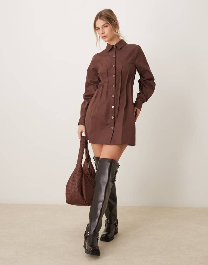 ASOS DESIGN - Kurzes, plissiertes Hemdkleid aus Twill in Schokobraun ASOS DESIGN - Kurzes, plissiertes Hemdkleid aus Twill in Schokobraun von ASOS DESIGN