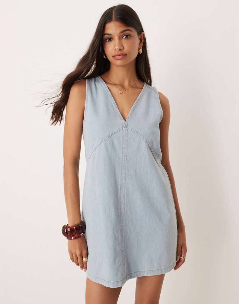 ASOS DESIGN - Kurzes, schwingendes A-Linien-Jeanskleid in Mittelblau von ASOS DESIGN