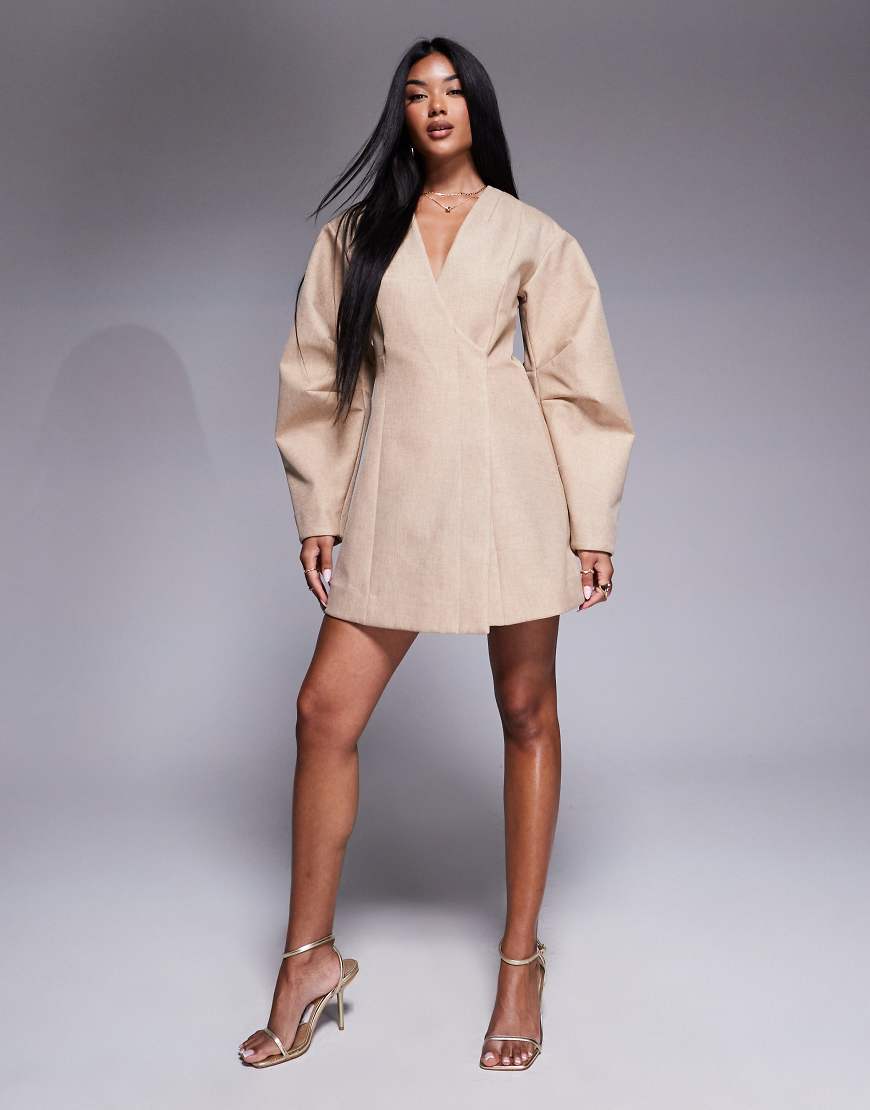 ASOS DESIGN - Kurzes, strukturiertes Blazer-Kleid in Neutral mit voluminösen Ärmeln von ASOS DESIGN