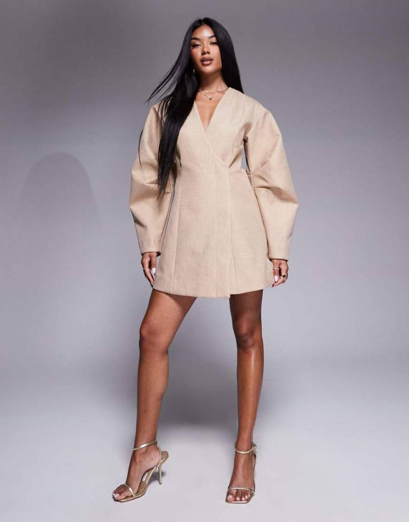 ASOS DESIGN - Kurzes, strukturiertes Blazer-Kleid in Neutral mit voluminösen Ärmeln von ASOS DESIGN