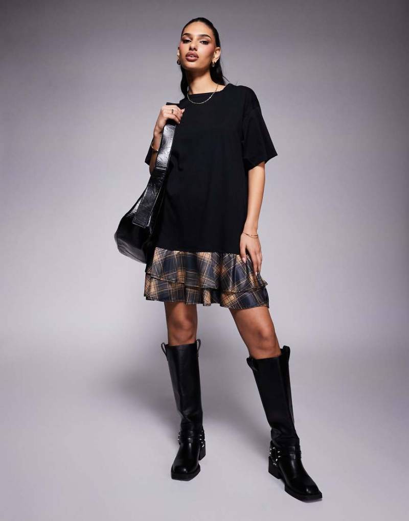 ASOS DESIGN - Kurzes 2-in-1-T-Shirt-Kleid in Schwarz mit Karos von ASOS DESIGN