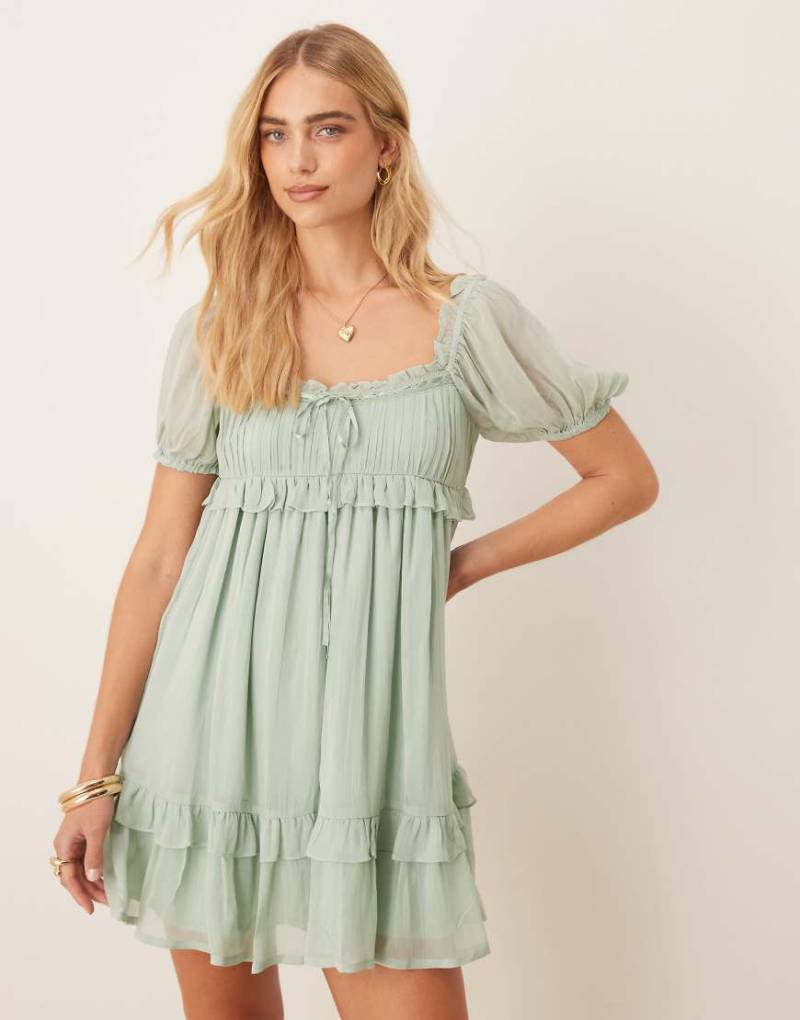 ASOS DESIGN - Kurzes Babydoll-Etuikleid in Salbeigrün von ASOS DESIGN